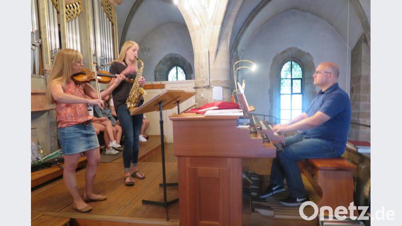 Einfühlsam begleitet Walter Thurn die beiden Lehrerinnen Anna Maria Beck und Franziska Minnameier (von links) auf der Kirchenorgel. Bild: jzk