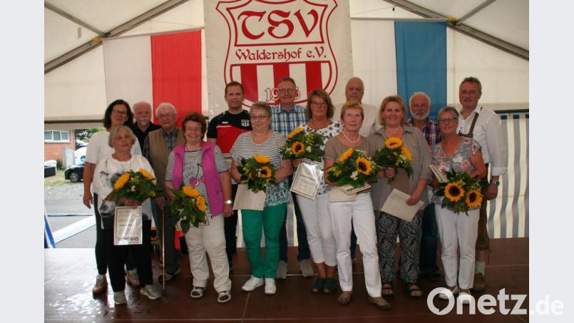 Ehrungen beim TSV Waldershof: Im Bild von links Bürgermeisterin Friederike Sonnemann, Eleni Müller, Gerhard Greger, Arnold Weig, Anni Prucker, Christian Fritsch, Monika Burger, Christian Kastner, Bianca Schindler, Ingrid und Peter Wildgans, Sabine Kraus, Gerhard Schmidt, Hilde Schug und Vorstandssprecher Bernd Aßmann. Bild: fpoz
