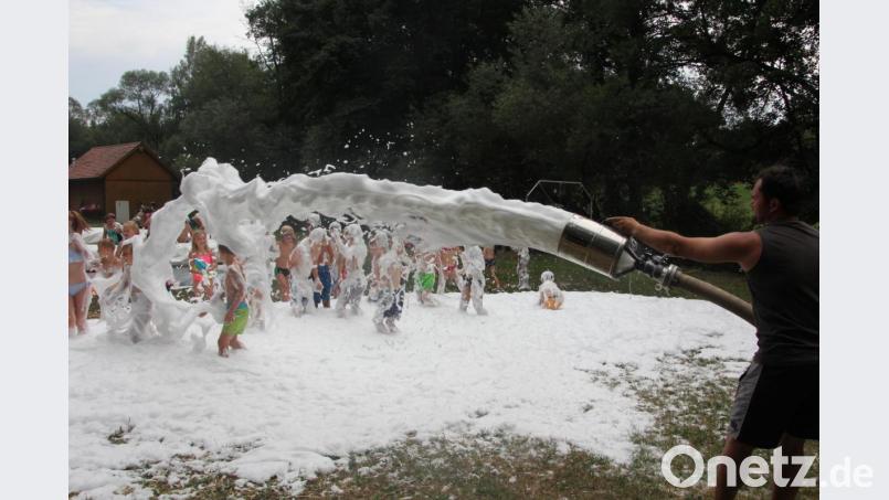 Die Feuerwehr Großkonreuth sorgte für einen Schaumteppich beim Spielespaß-Nachmittag. Bild: kro