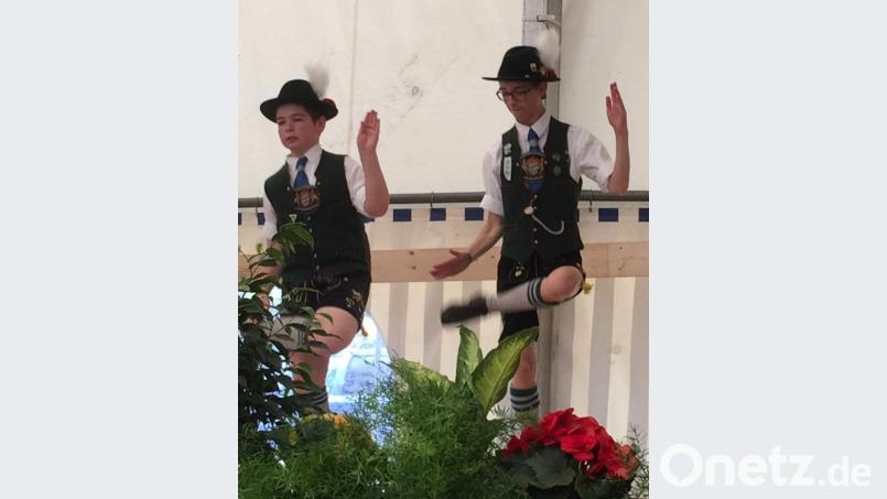 Keine Frage: Manuel (l.) und Maximilian Pfab (r.) beherrschen das Schuhplatteln. Bild: u