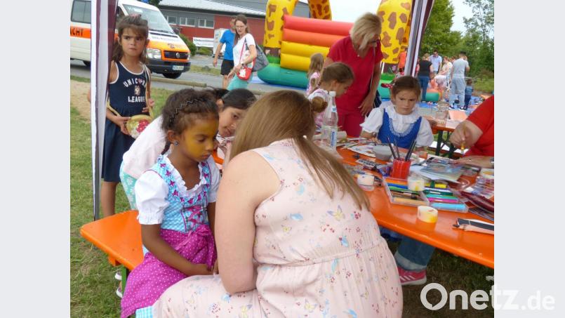 Die Kinder freuen sich über etwas Farbe im Gesicht. Bild: hme