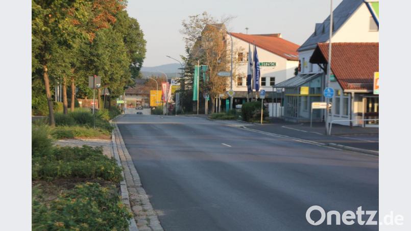 Vom 19. August bis voraussichtlich 9. September sollen die Ausbauarbeiten an der Mitterteicher Straße dauern. Vom 4. bis 9. September wird dieser Teilbereich vollkommen gesperrt sein, die Teerarbeiten sollen am Samstag und Sonntag (7./8. September) durchgeführt werden. Bild: kro