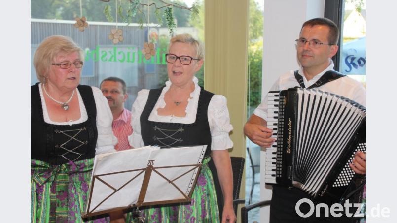 Die Kemnather Sängerinnen wurden von Roland Küffner mit dem Akkordeon begleitet. Bild: kro