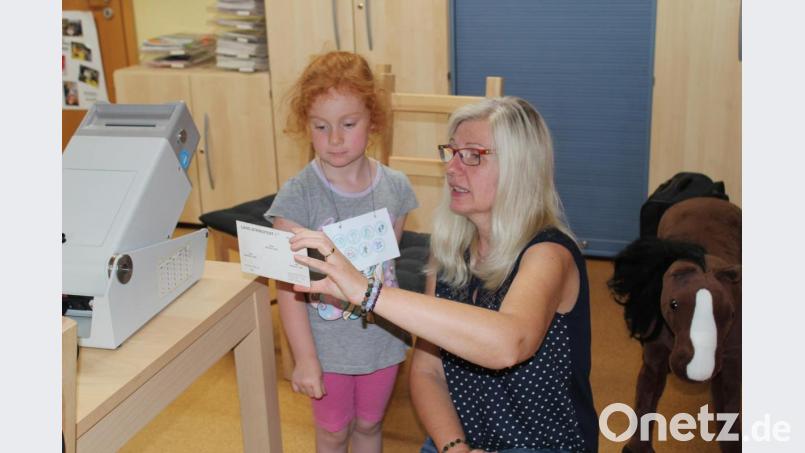 Elisabeth Döllinger führt mit Aurelia einen Sehtest durch. Bild: Susanne Forster