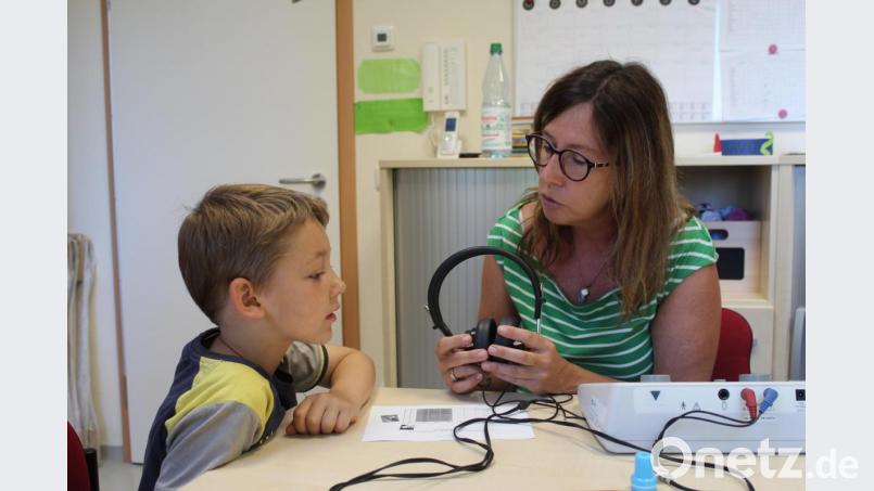 Julian beim Hörtest mit Doris Wagner-Zeeh vom Gesundheitsamt. Bild: Susanne Forster