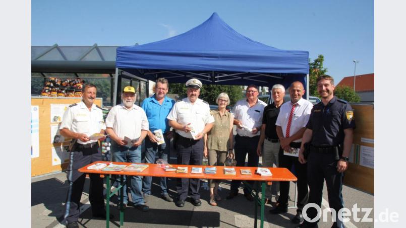 Alle, die sich auf dem Infostand der Polizei eingefunden haben, sind der Meinung, dass die Präventivarbeit gute Früchte trägt.Von links PHK Karl-Heinz Senft, Max Zwack für den ADAC, Bürgermeister Martin Prey, EPHK Robert Feuerer, zweite Bürgermeisterin Christa Zapf, Bürgermeister Heinz Weigl, Hans Kiesl für die Verkehrswacht, Wunibald Zwack für die Sparkasse und PHM Günther Stauber. Bild: frd