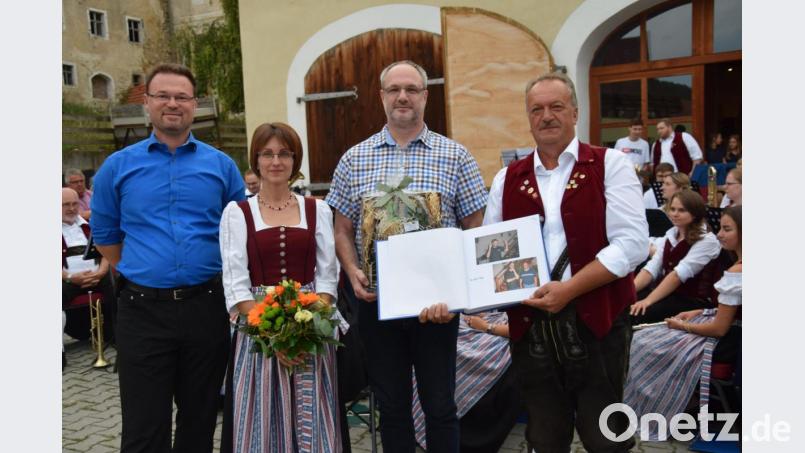 Nach dreizehn erfolgreichen Jahren gibt Michael Schäfer den Dirigentenstab bei der Trachtenkapelle Hohenburg ab. Von links: Bürgermeister Florian Junkes, Anja Paulus, Michael Schäfer und Trachtenkapellenvorsitzender Markus Mitschke. Bild: bö