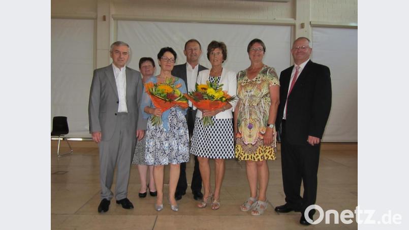 Die Verabschiedeten Ruth Kern (3.v.re.), Dorothea Plohs (3.v.li.) und Georg Schäffner (li.) mit Schulleiter Benedikt Boßle (re.), Bezirkstag-Kulturreferent Richard Gaßner (4.v.re.) und den Beziksrätinnen Heidi Rackl (2.v.re.) und Gabriele Bayer (2.v.li.). Bild: aks