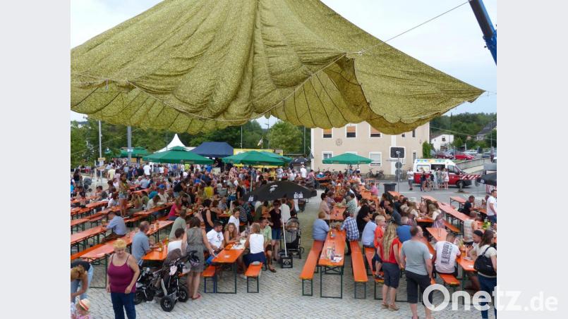 Die Plätze unterm Fallschirm sind sehr begehrt. Bild: hme