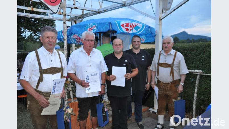 Die beiden Vorsitzenden Andreas Braunreuther und Maximilian Kastner (Dritter und Vierter von links) ehren Hermann Schäffler, Albert Schöpf und Karl Geißler (von links) für 50 Jahre Treue. Bild: ak