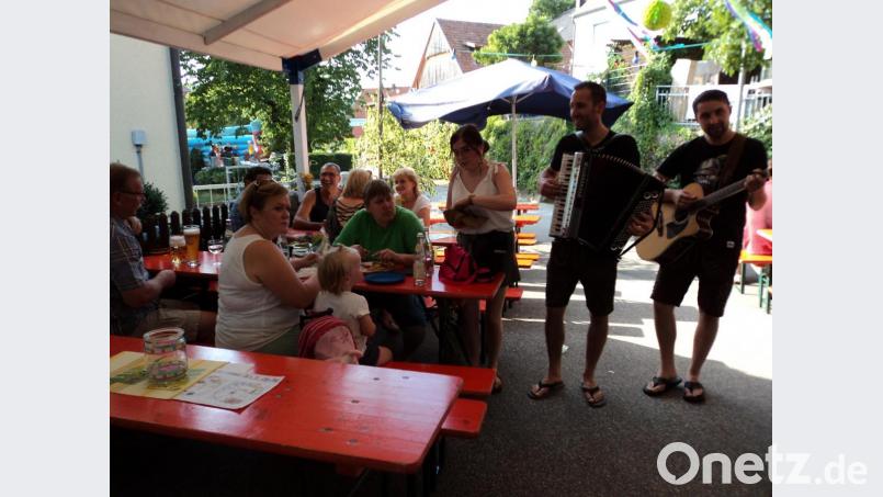 Mit Musik geht alles besser: Die „D‘Hohlweglauerer“ zogen die von Tisch zu Tisch. Bild: ksi