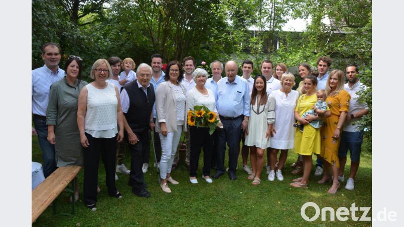 80. Geburtstag feierte am Samstag Margarete Meichner (mit Blumen); rechts daneben Ehemann Franz, mit dem sie seit 58 Jahren verheiratet ist. Mit im Bild Bürgermeisterin Friederike Sonnemann (links neben der Jubilarin) und "Ehrenmesner" Gerhard Braun (vorne, Vierter von links) sowie die Kinder, Enkel und Urenkel der Jubilarin. Bild: jr