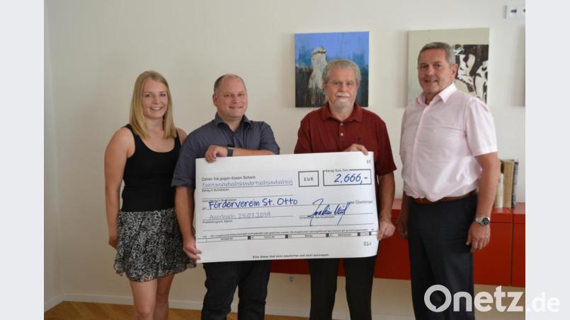 Über eine weitere Spende freut sich der Förderverein St. Otto Michelfeld. Von links Tina Schwendner von der Abteilung Stadtmarketing, Joachim Kroher vom Theaterverein D’ Veldensteiner, Vorsitzender Johannes Lindner und Bürgermeister Joachim Neuß. Bild: exb
