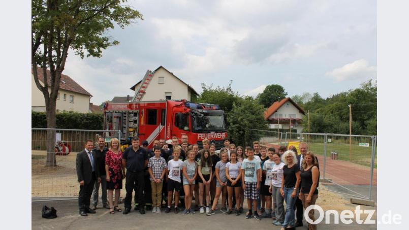 Die Buchautoren der Walter-Höllerer-Realschule mit (von links) Raiffeisen-Vorstandsmitglied Erich Übler, Schulleiter Martin Zimmermann, Bürgermeisterin Brigitte Bachmann, Mitgliedern der Feuerwehr Sulzbach mit Kommandant Armin Buchwald (Sechster von links) sowie (von rechts) Fördererverbandsvorsitzende Nicole Guggenmos und Nicolette Wendl-Willerich, Studienrätin Brunhilde Lommer und dahinter Raiffeisen-Vorstandsmitglied Martin Sachsenhauser. Bild: lhc