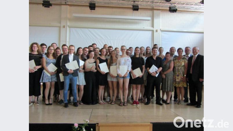Die Absolventen der Berufsfachschule für Musik mit Schulleiter Benedikt Boßle (rechts), Bürgermeister Michael Göth (Zweiter von rechts) und Gratulanten des Bezirkstages. Bild: aks