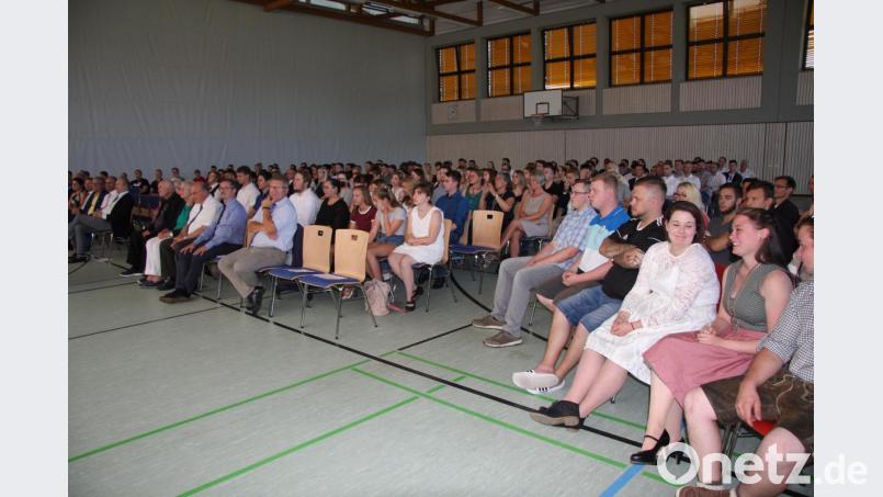 Viele Gäste hatten sich in der Dreifachturnhalle versammelt, um bei der Zeugnis- und Preisverleihung dabei zu sein. Bild: wro