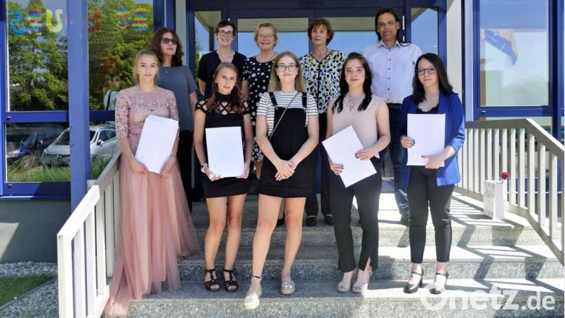 Den Abschlussbesten (vorne von links) Nina Knarr (Note 1,2, Klasse K11), Sophie Röhrer (1,69, EV11), Lilly Polster (1,00, EV11, Staatspreis), Jessica Albersdörfer (1,33, S11) und Regina Becher (1,2, K11) gratulieren (hinten, von links) Oberstudiendirektorin Sabine Fersch, Studienrätin Eva Mittag (Klassenleiterin K11), Studiendirektorin Maria Raasch (EV11), Studiendirektorin Angelika Aures und Studienrat Alexander Schmerbauch (S11). Bild: wbe