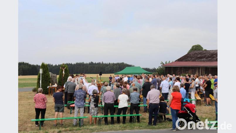 Bei angenehmen Temperaturen ging es zum dritten Mal von Beidl, Plößberg, Schönkirch und Stein zum gemeinsamen Gottesdienst nach Schönthan. Bild: flt