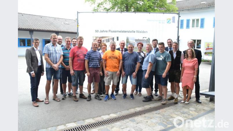 Mitarbeiter und Ehrengäste begehen gemeinsam das 50-jährige Bestehen der Flussmeisterstelle des Wasserwirtschaftsamts mit Hauptflussmeister Stefan Grünauer (Dritter von rechts). Bild: hcz