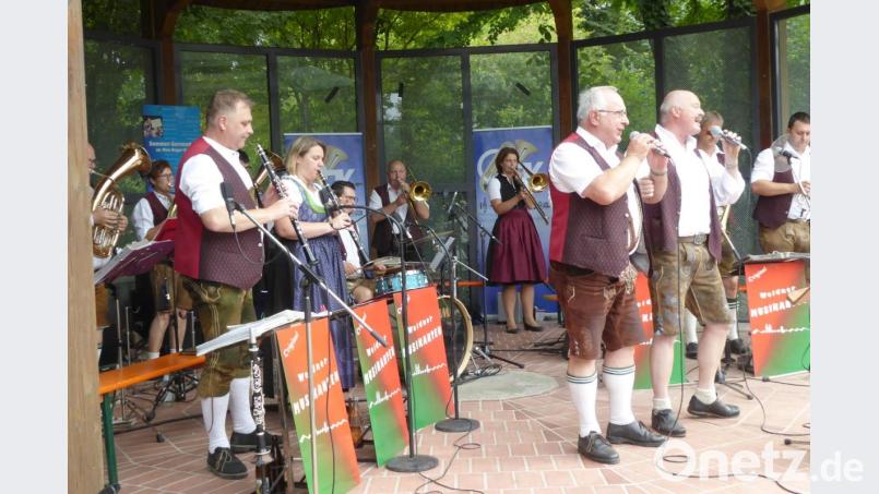 Im Pavillon spielen die „Weidener Musikanten“ Bild: fsb