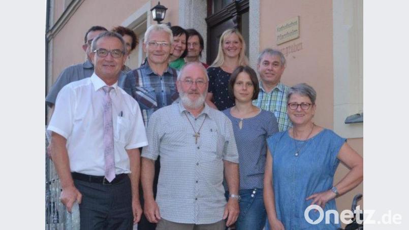 Mit Wolfgang Würl (Zweiter von rechts) und Uli Frey (vorne Mitte) erarbeiten Heidrun Schelzke-Deubzer, Barbara Weismeier, Susann Daubitz, Robert Baier Elke Burger, Alfred Kick, Birgit Perkams, Konrad Amschl und Bürgermeister Werner Nickl (von rechts) neue Ideen. Bild: kia