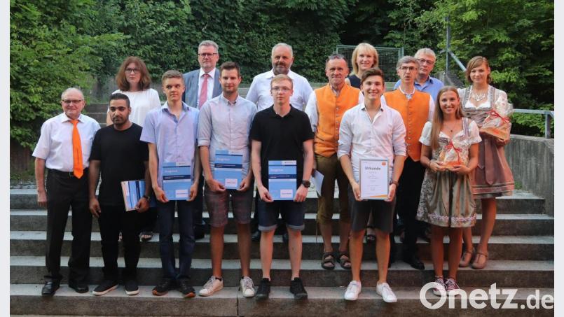 Die Prüfungsbesten mit den Ehrengästen der Freisprechungsfeier. Bild: mfh