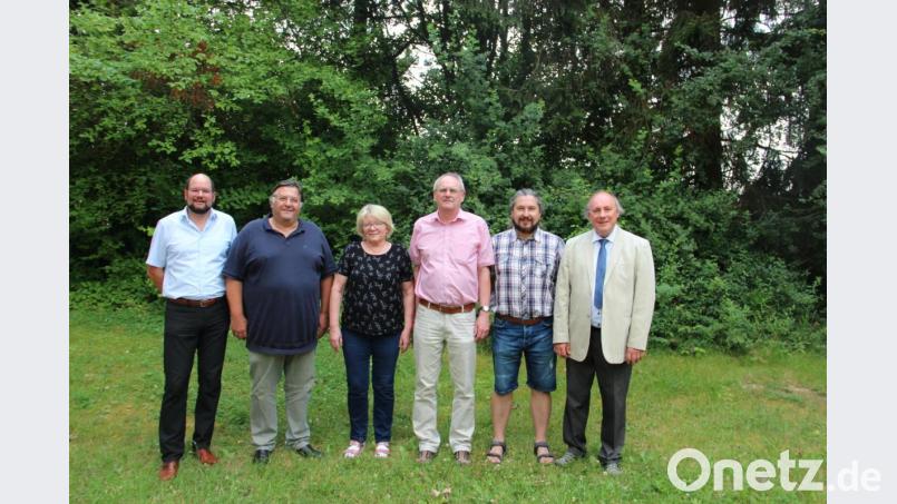 Lehrer Franz Zöllner, Mensa-Pächterin Inge Grosser und Lehrer Hubert Wenisch (von Zweiter von links) gehen in den Ruhestand. Bild: Stiftland-Gymnasium Tirschenreuth/exb