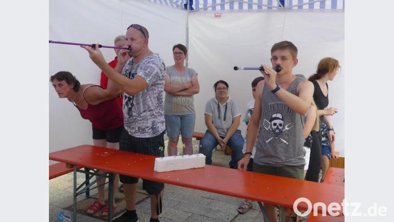 Konzentration und ein kräftiger &quot;Blaser&quot; sind beim Blasrohrschießen gefordert. Bild: rn
