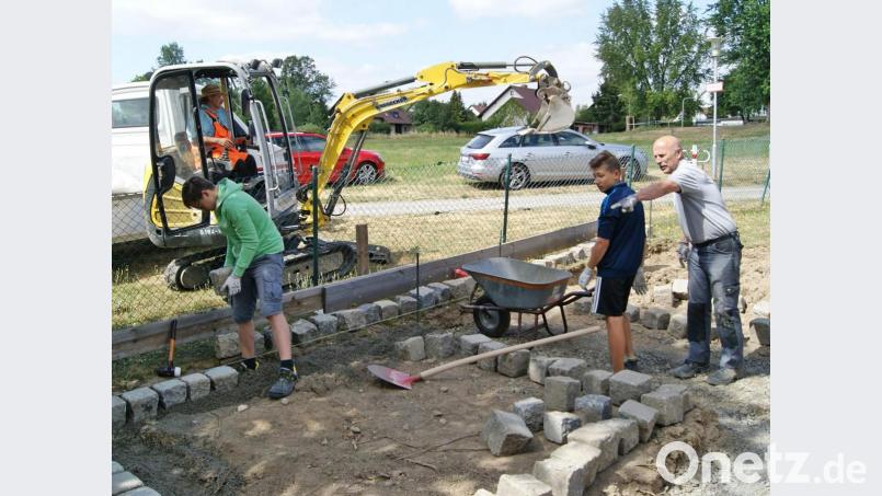 Die Jugendlichen zusammen mit den Kassecker-Leuten bei den Arbeiten an der neuen Beetanlage. Bild: MM-PR GmbH/exb