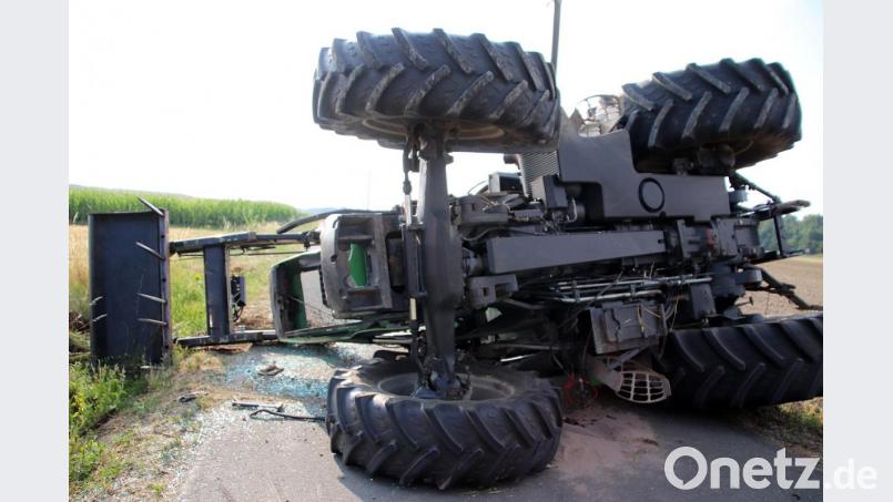 Der Traktor blieb auf der rechten Seite liegen. Bild: jma