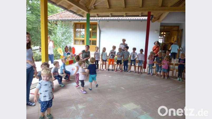 Die Kleinen waren voll bei der Sache, um ihrer Veronika eine große Freude zu machen und Elternbeiratsvorsitzende Manuela Beck (rechts) dankte für den Elternbeirat und im Namen der Eltern von den Kindergartenkindern. Bild: sl