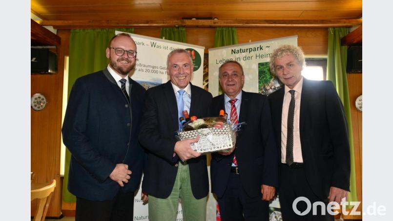 Landrat Andreas Meier (links), Landrat Wolfgang Lippert und Oberbürgermeister Kurt Seggewiß (von rechts) verabschieden Martin Koppmann als ehrenamtlichen Geschäftsführer des Naturparks Nördlicher Oberpfälzer Wald. Bild: bey