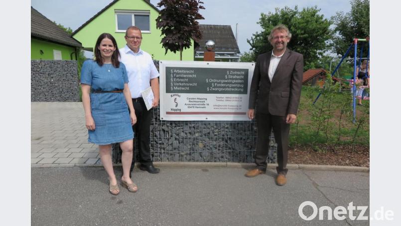 Zweiter Bürgermeister Hermann Schraml (rechts) kommt als Vertreter der Stadt Kemnath zur Eröffnung der Kanzlei von Carsten Höpping (links mit Lebensgefährtin Tanja). Bild: jzk