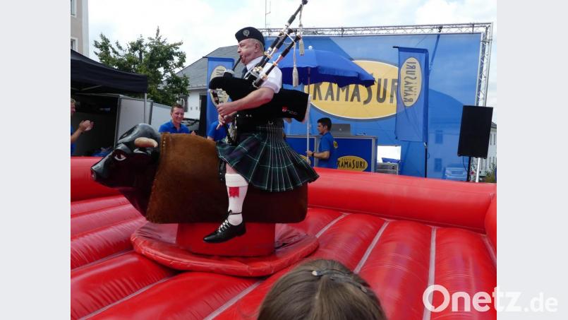 Bei dieser Schaudarstellung bleibt das Schaltpult beim &quot;Bull-Riding&quot; trotz starkem Applaus auf Ruhe-Stellung. Das Mitglied der „Glenn Regnitz Pipe Band“ ist mit Dudelsack und Schottenrock ein begehrtes Fotomotiv. Bild: rn