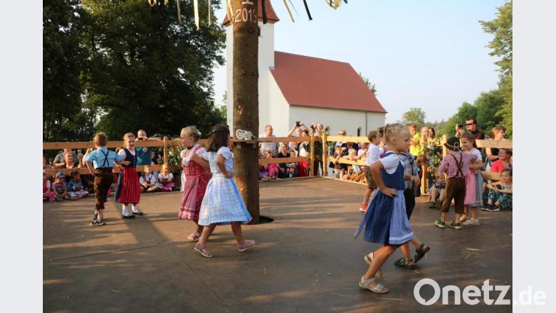 Die Vorschulkinder aus dem Sebastian-Kneipp-Kindergarten tanzen am Montag den Baum aus. Bild: gru