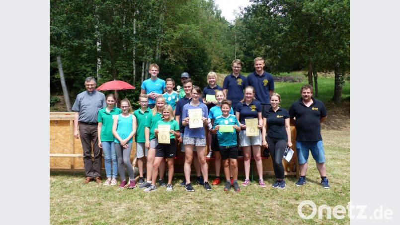 Die beiden Vorsitzenden Florian Federl und Theresa Bäumler (von rechts) überreichen an den U 16-Sieger FFW Lerau (daneben) den Pokal und gratulierten auch den anderen Mannschaften und Pfarrer Professor Dr. Stanislaw Fel, (links) der zur Zeit die Urlaubsvertretung ist, freute sich mit den Jugendlichen über die Erfolge und das die Ministranten hier mitspielten. Bild: sl