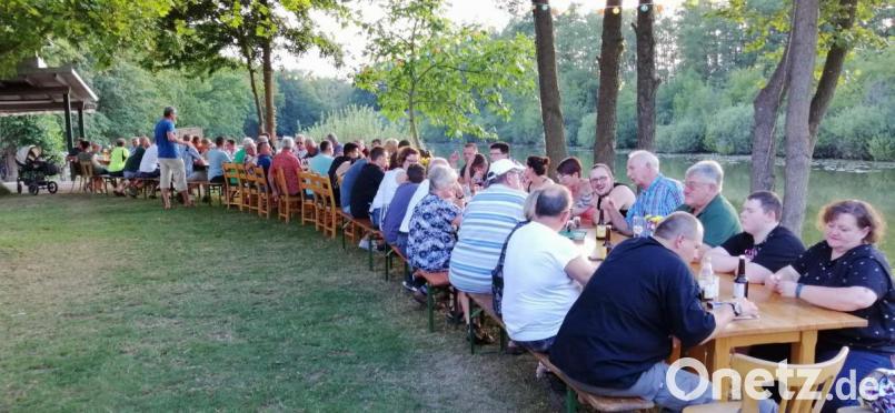 Mario Rauscher war mit seinem Debut als Festwirt mehr als zufrieden. Den rund 90 Helferinnen und Helfern bot er einige Tage später unter dem Motto „Romantische Nacht am See“ ein kulinarisches Buffet mit italienischem Flair. Er sparte nicht mit Dankesworten an seine Mitglieder, insbesondere die Frauen und Jugendlichen. Bild: u