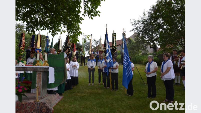 Pfarrer Josef Most segnete die neue Vereinsfahne des Kath. Frauenbundes Etzgersrieth. Mit auf dem Bild die Vorsitzende Lisa Ach des Frauenbundes Etzersrieth (rechts) und des Patenvereins Vorsitzende Angela Striegl vom Frauenbund Moosbach (Zweite von rechts). Bild: gi