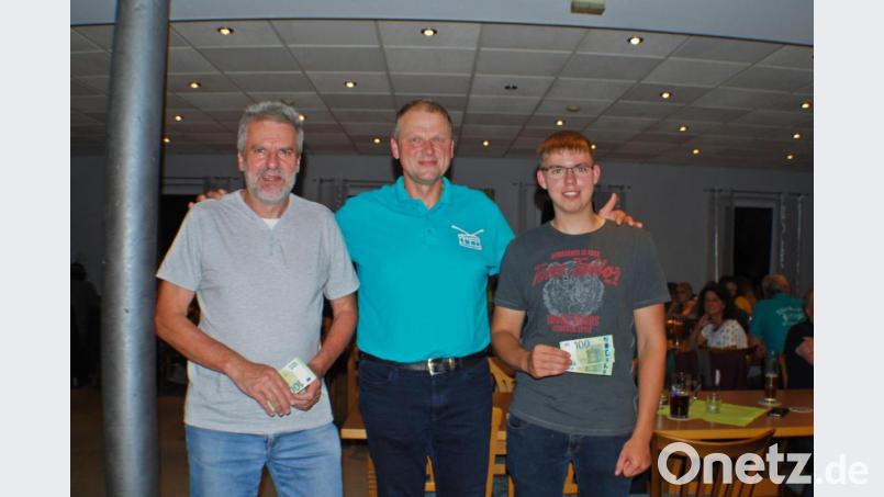 Der Vorsitzende des Musikvereins Ernestgrün, Josef Frank (Bildmitte), übergab an Günter Plonner von der BRK-Gruppe Neualbenreuth (links) und an Manuel Frank von der Jugendfeuerwehr als Dank für den Einsatz beim Fest der Blasmusik je eine Spende von 200 Euro. Bild: enz