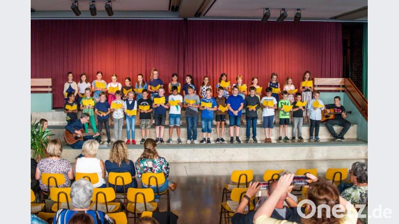 Musikalisch verabschiedeten sich die Schüler in die Ferien. Bild: sml