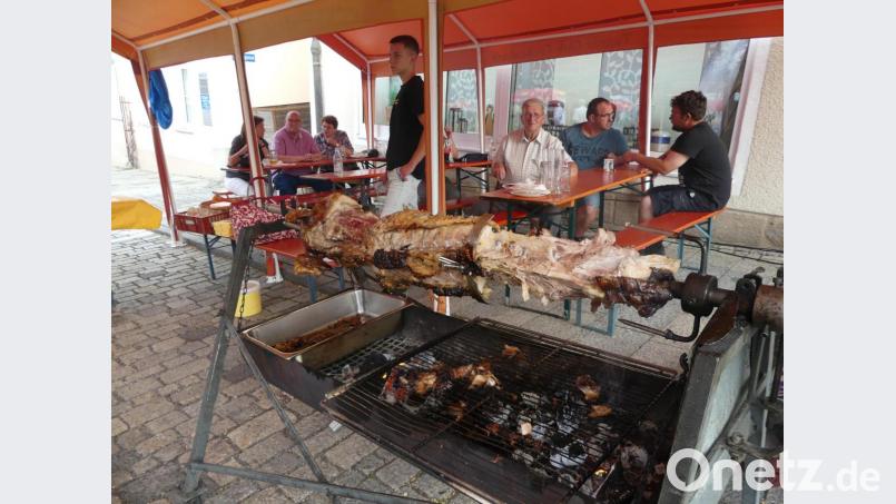 Eine Sau am Spieß darf bei keinem Bürgerfest fehlen. Bild: rn