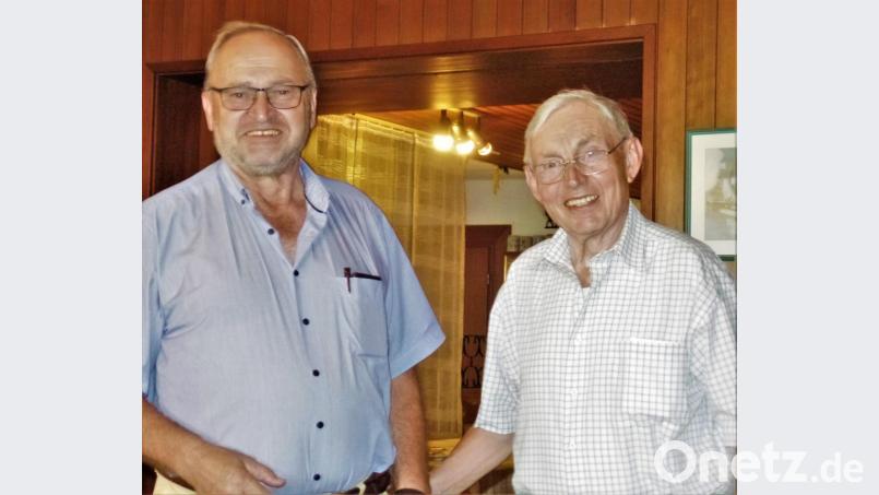 Ein Grund zum Strahlen für Bürgermeister Rudolf Götz: einem so frischen und agilen Jubilar wie Heinrich Müller (rechts), den früheren singenden Postboten, gratuliert er gerne. Bild: jml