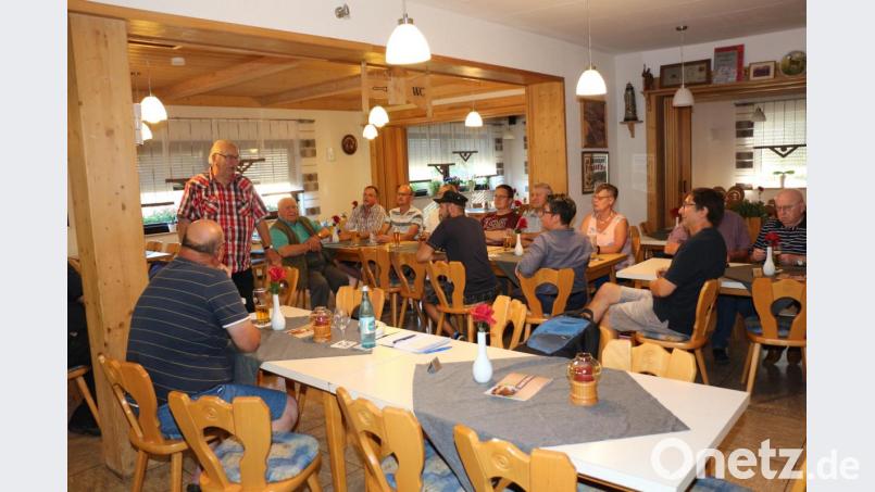 Andreas Schultes (stehend) freut sich wieder über einen regen Besuch beim Stammtisch der Imker. Josef Seidl (links) referiert zum Thema Sommerpflege mit Einfüttern und Varroabekämpfung. Bild: rpp