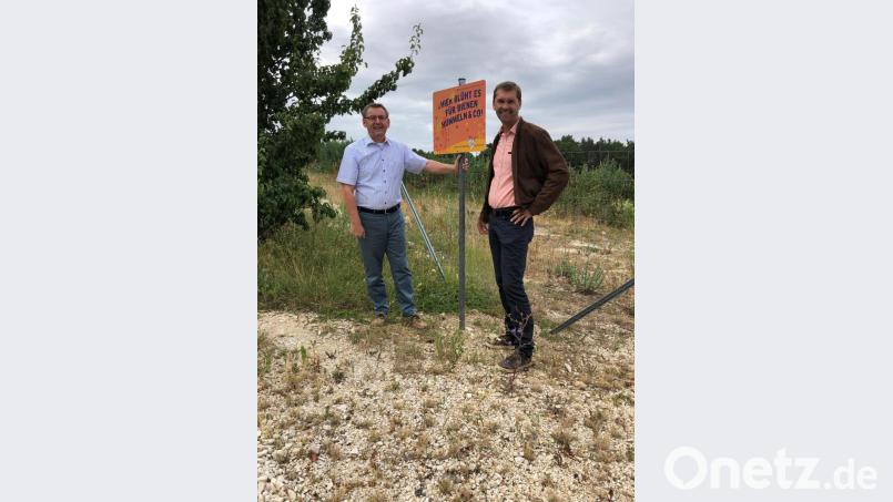 Bürgermeister Josef Gilch und Landschaftsarchitekt Sigi Lösch bei der neu angelegten Blühfläche in Pittersberg. Bild: wec