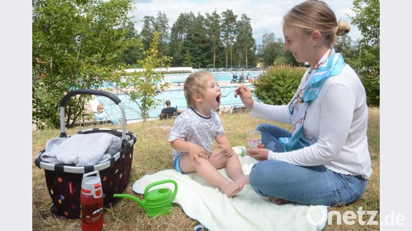 Sie dürfen trotz der Taschenkontrollen weiter mit rein ins Schätzlerbad: Baby-Gläschen und offene Flaschen, sofern sie nicht aus Glas sind. Darüber freuen sich Sabrina Binder und ihr Sohn Levi (2), der sich am Dienstag im Bad die Früchte aus dem Glas schmecken lässt. Bild: Gabi Schönberger