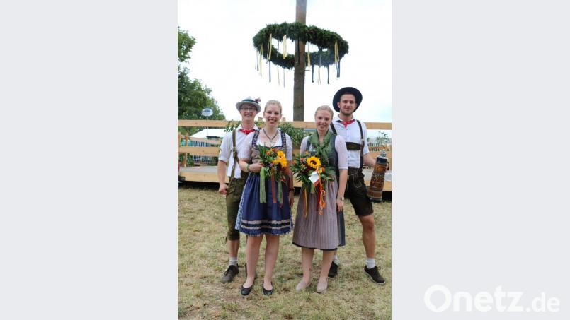 „Leider nicht“ heißt es für (von links) Sven Kaduk und Sandra Schuster. Das Losglück haben Mona Merkl und Julian Bär auf ihrer Seite und sind das Oberkirwapaar 2019 in Niederärndt. Bild: gru