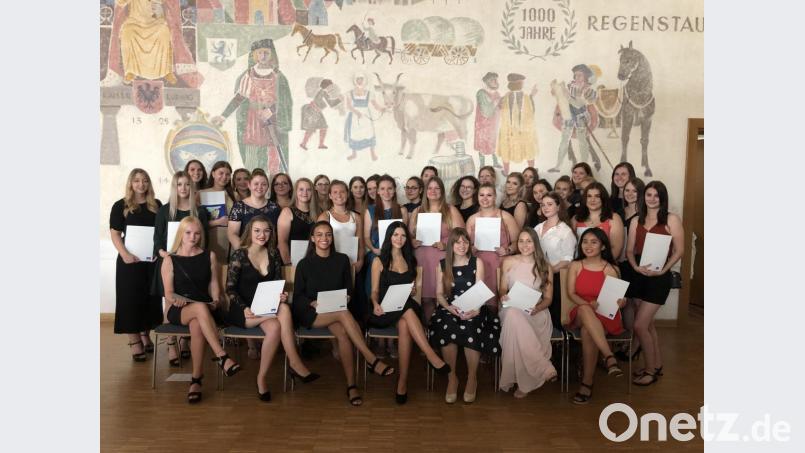 Die Zahnmedizinischen Fachangestellte feiern das Ende ihrer Ausbildung. Bild: exb