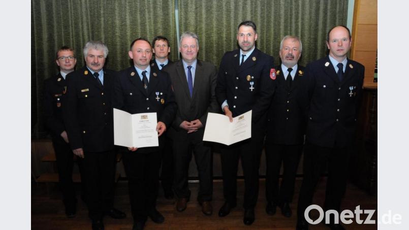 Die beiden Jubilare mit Landrat Richard Reisinger und den Feuerwehr-Führungskräften. Bild: Michael Schröter
