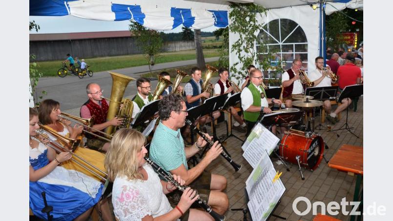 Maßgeblichen Einfluss nimmt die eigenes zusammengestellte Blaskapelle auf den Erfolg des Sommernachtsfestes der Pfrentscher Feuerwehr. Bild: fjo