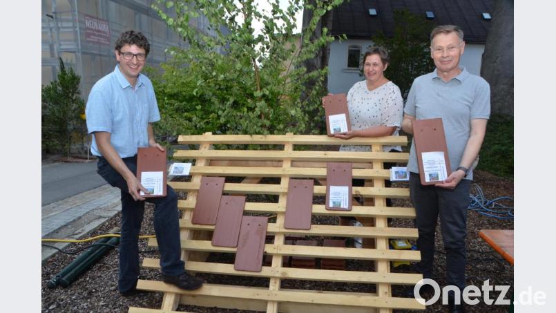 Die Verantwortlichen in der Evangelischen Gemeinde mit stellvertretendem Vertrauensmann im Kirchenvorstand, Uli Münchmeier, Mesnerin Claudia Reinl und Stadtpfarrer Dieter Schinke (von links nach rechts) kurbeln eine Spendenaktion für die umfassende Renovierung der Stadtkirche an. Bild: dob